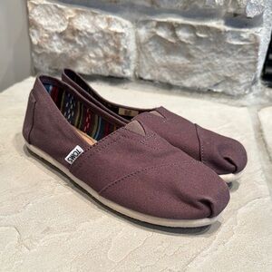 Women’s TOMS 7.5 slip on shoes